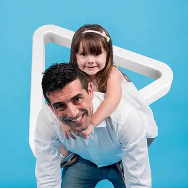 Padre e hija sonriendo por el fondo de solidaridad de Cooprofesores