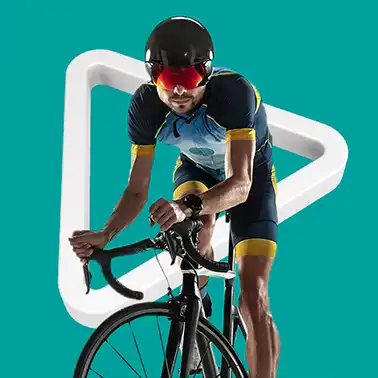 Asociado montando bicicleta con el equipo de seguridad necesario