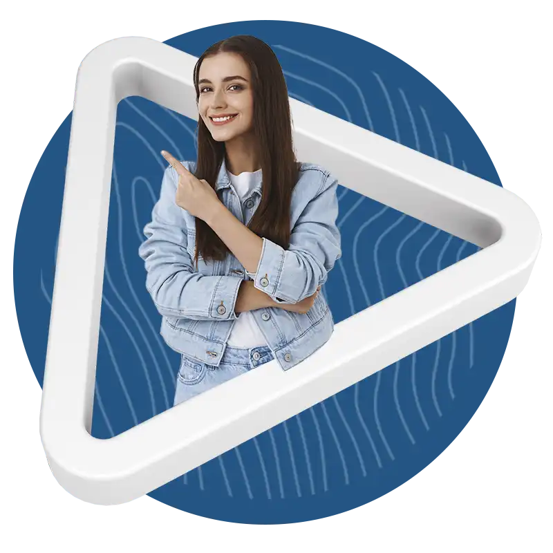 Joven sonriente mirando los beneficios de la Tarjeta Débito sin cuota de manejo