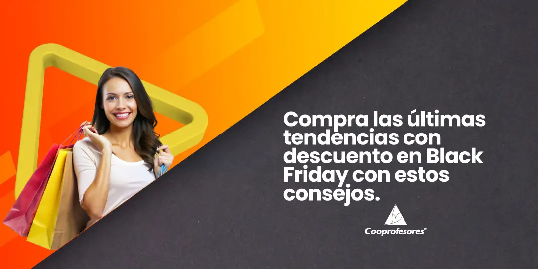 Mujer joven sonriente haciendo compras durante la temporada del Black Friday