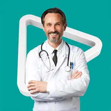 Médico sonriendo con los brazos cruzados
