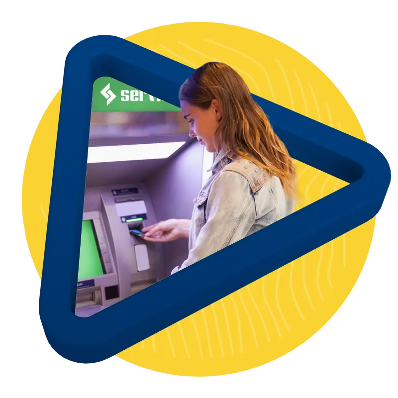 Asociada retirando dinero desde un cajero Servibanca