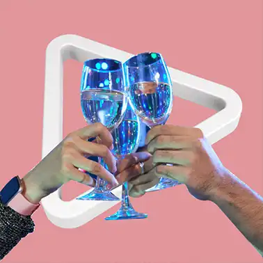 Copas de vidrio sostenidas por asociados a Cooprofesores en forma de celebración