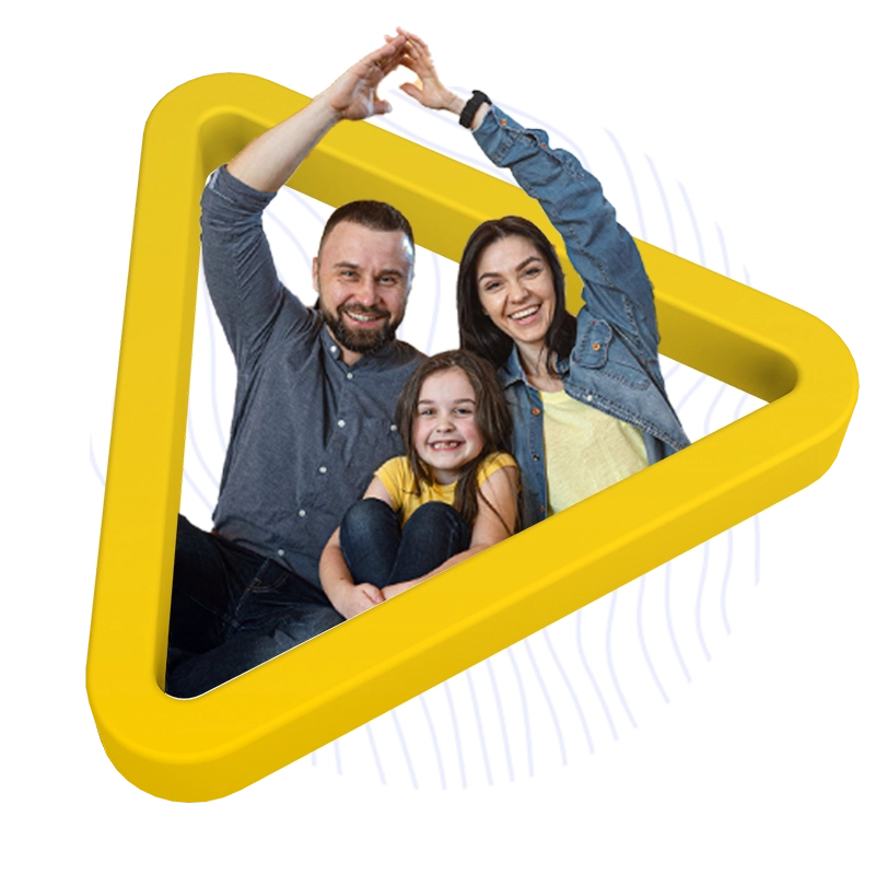 Familia asociada a Cooprofesores sonriendo a los amparos de la vivienda segura 