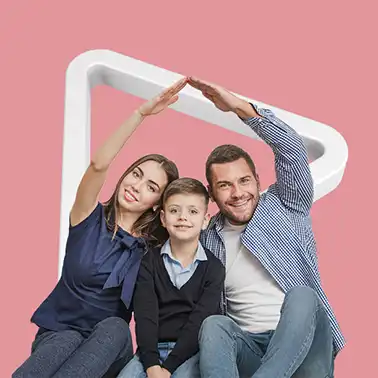 Familia sonriente por el beneficio de asistencias al hogar de Cooprofesores